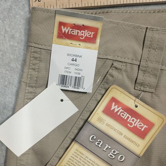Men's SZ 44 Wrangler Cargo Shorts w/ Stretch Khaki Relaxed Fit Tech Pocket. - Picture 2 of 6